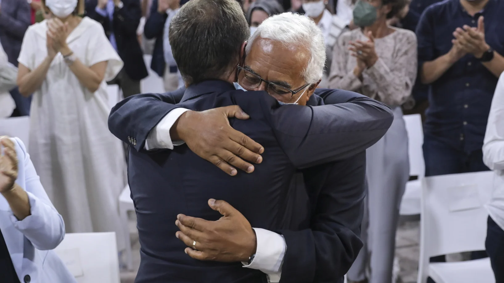 Der portugiesische Ministerpräsident und Sozialistenchef umarmt den unterlegenen sozialistischen Bürgermeister von Lissabon, Fernando Medina (Foto: Keystone/EPA/Miguel Lopez)