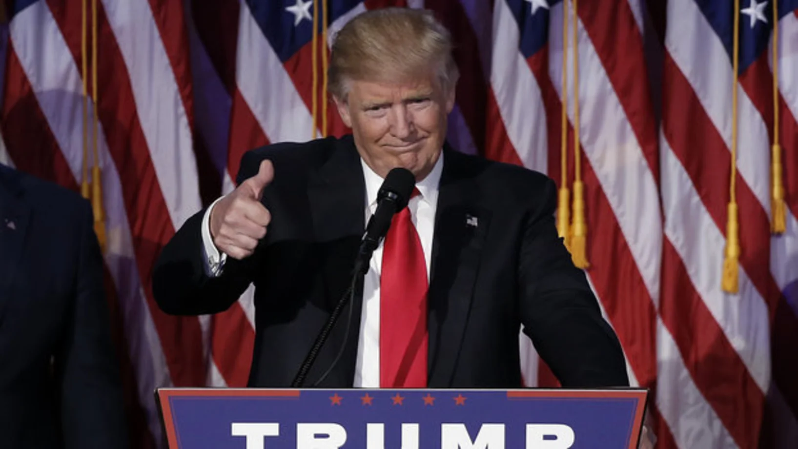 „Ich habe soeben einen Anruf von Hillary Clinton bekommen“, sagt Trump in seiner ersten Rede als gewählter Präsident. „Sie gratuliert - uns. Und ich habe - ihr und ihrer Familie für diesen harten Wahlkampf gratuliert. Sie kämpfte wirklich sehr hart.“