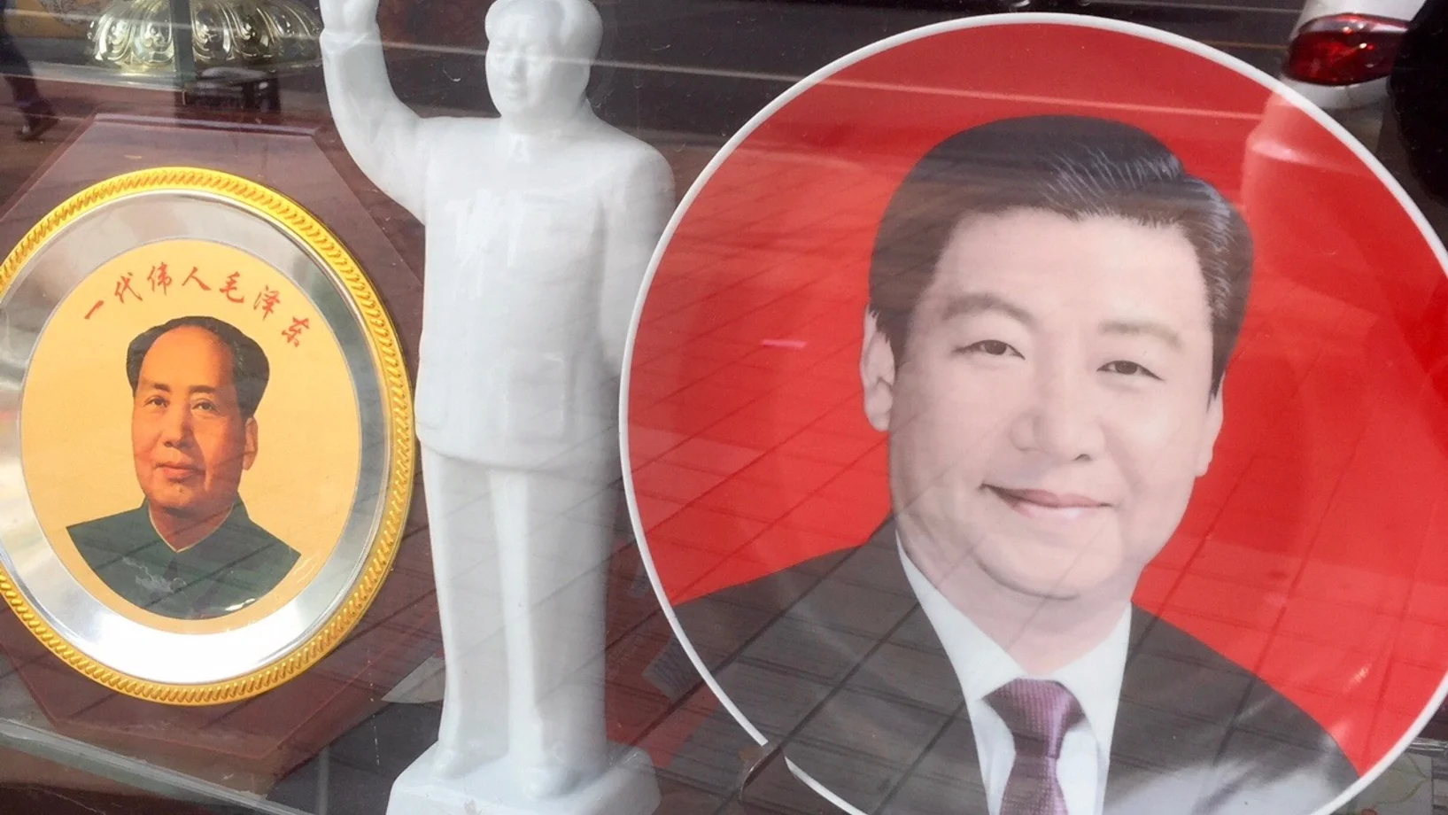 Memorabilia in einem Pekinger Tourismus-Geschäft belegen die Gewichtungen von Mao und Xi. (Foto: Peter Achten)