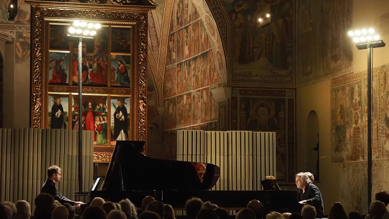 Volle Konzentration auf das schwierige Stück: Francesco Piemontesi (links) und Markus Hinterhäuser in der Chiesa Collegio Papio © Roberto Barra / Settimane Ascona