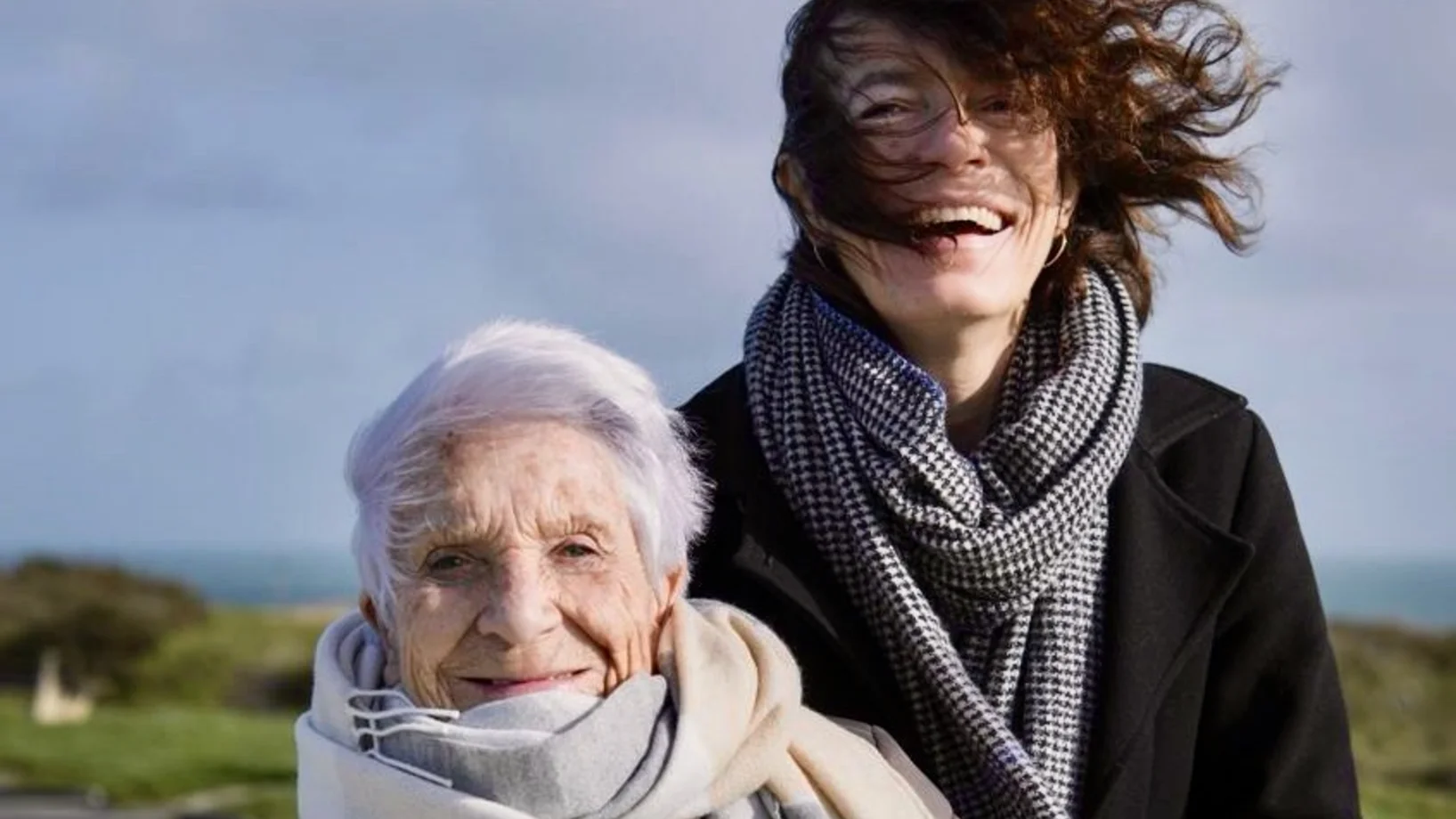 Die preisgekrönte Autorin Anne Weber und ihre Protagonistin, Annette Beaumanoir in der Nähe von deren Geburtsort Saint-Cast-Le-Guildo (Foto: Editions Seuil)