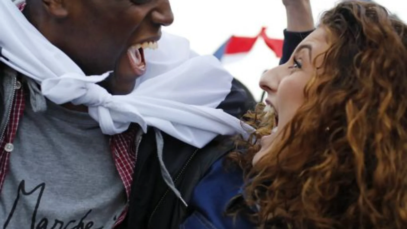 Aufbruch! Aufbruch? Frankreich hat einen neuen Präsidenten: Vor dem Louvre-Museum haben sich Zehntausende versammelt. Nach Bekanntgabe des Ergebnisses brechen sie in lang anhaltenden Jubel aus. (Foto: Keystone/AP/Laurent Cipriani) 