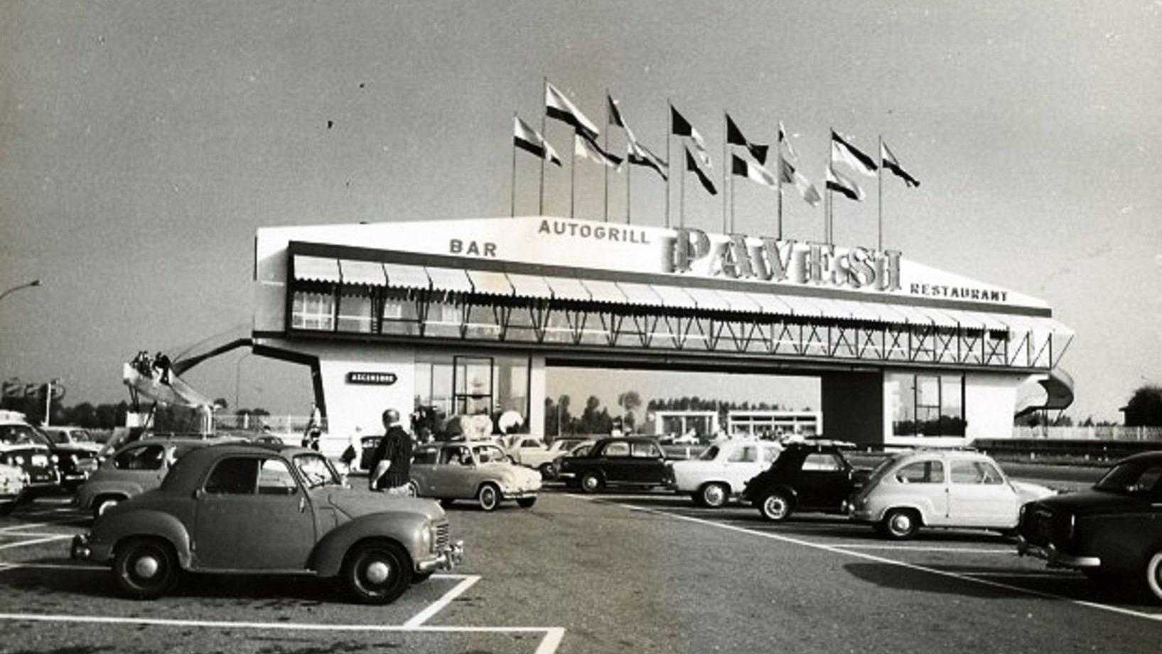 Zwischen Mailand und Parma: Der Autogrill bei Arda im Jahr 1958, eines der ersten Autobahnrestaurants (Foto: Touring Club Italia)
