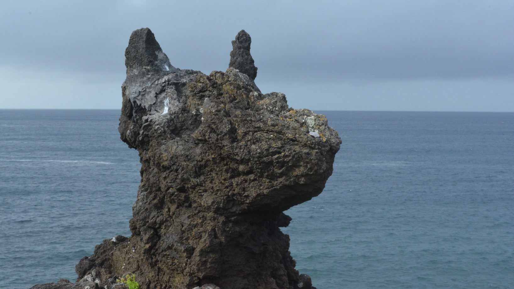In der vulkanischen Lava auf den Azoren entstanden auch markante Skulpturen