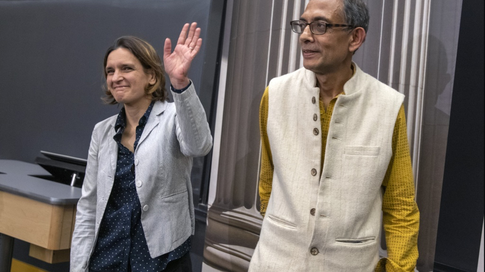 Esther Duflo und Abhijit Banerjee bei einer Medienkonferenz am 14. Oktober 2019 im Massachusetts Institute of Technology in Cambridge MIT. Gemeinsam mit dem Harvard-Ökonomen Michael Kremer haben sie den Nobelpreis 2019 für Ökonomie gewonnen. (Keystone/AP, Michael Dwyer)