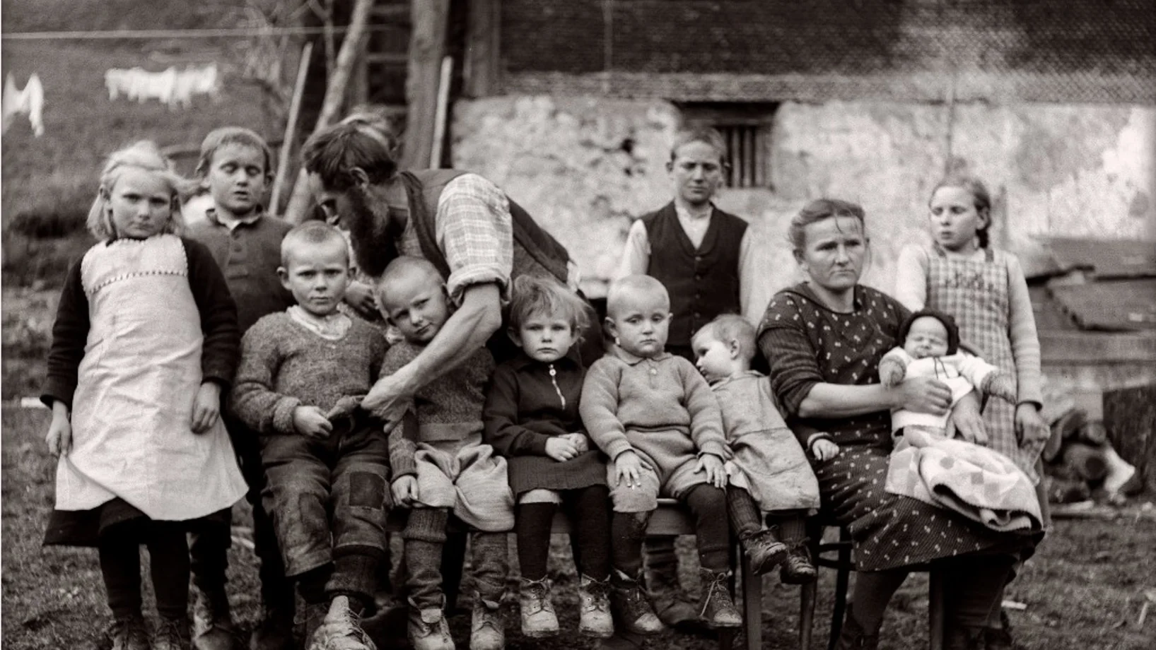 Die Leute waren arm, die Kinder Arbeitspotenzial. Eine Bergbauernfamilie aus dem Nidwaldischen (Foto aus: Leonard von Matt, Frühe Fotografien (2018), hrsg. von Brigitt Flüeler und Jos Näpflin, Limmat Verlag, Zürich 2018)
