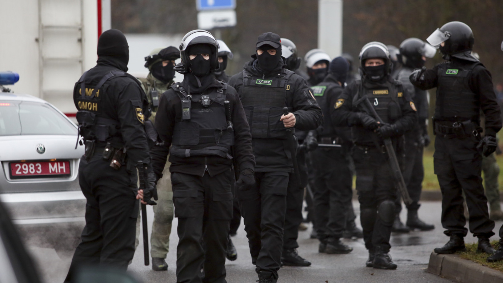 Vermummte Einsatzkräfte gegen Demonstranten in Minsk am vergangenen Sonntag. (Foto: Keystone/AP)