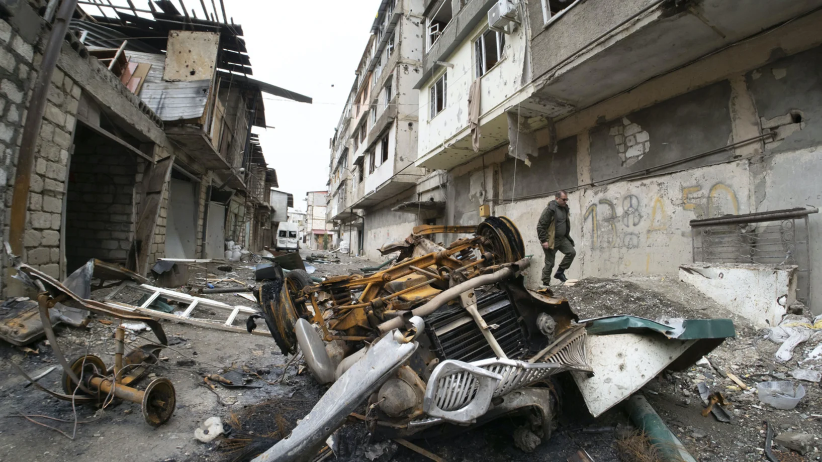 In Stepanakert, Hauptstadt der selbsternannten Republik Nagorno-Karabach, sind Geschosse der aserbaidschanischen Artillerie eingeschlagen. (Bild vom 7. Oktober 2020, Keystone/AP, Dimitri Lovetsky)