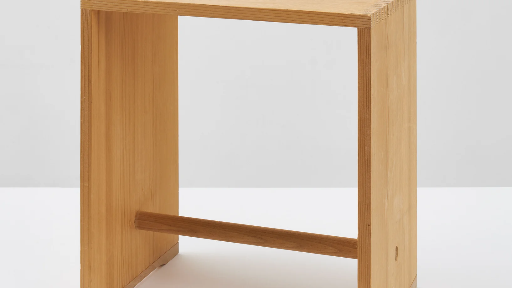 Max Bill: Ulmer Hocker, 1954, Holz, lackiert, 45 x 39,5 x 28,5 cm; max bill georges vantongerloo stiftung, haus bill zumikon, angela thomas und erich schmid, Courtesy Hauser & Wirth © Angela Thomas Schmid / 2021, ProLitteris, Zurich