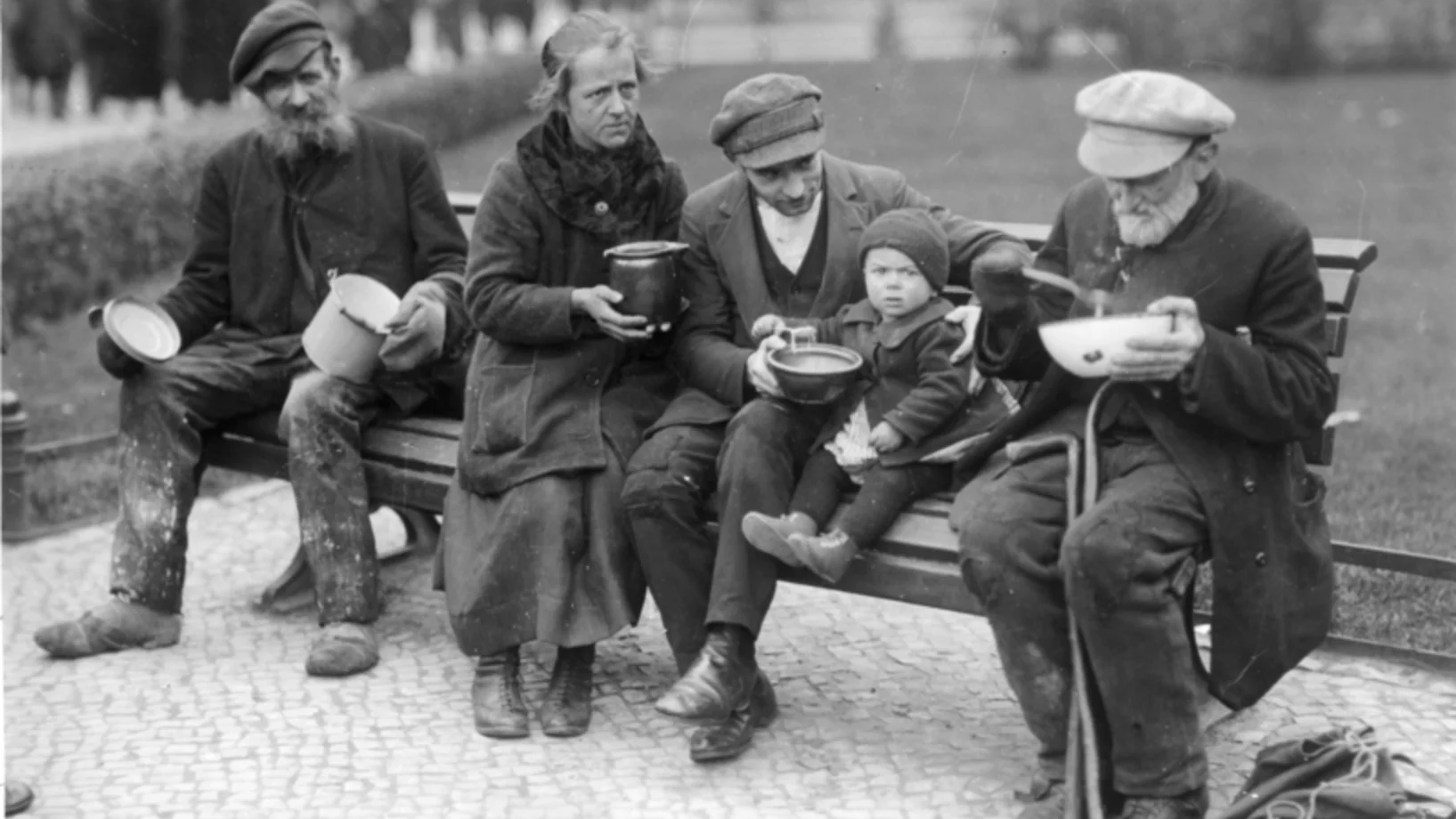 Berlin, 1920: Essen aus der Volksküche (Bild: Deutsches Bundesarchiv, Fotograf Seiler, Bild 146-2003-002-22)