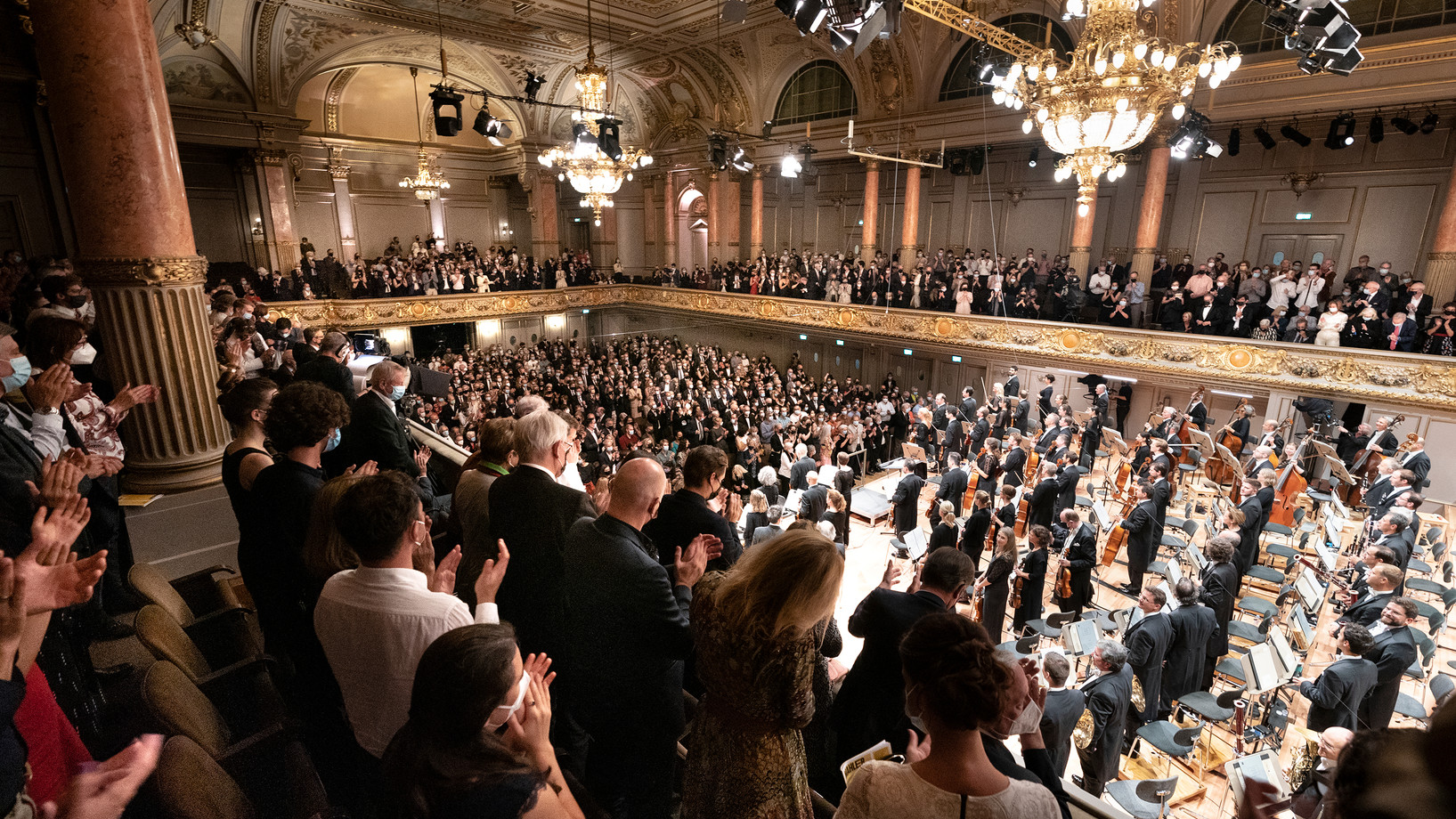 Standing Ovation beim Eröffnungskonzert: voller Saal und volle Bühne
© Gaëtan Bally / Tonhalle Zürich