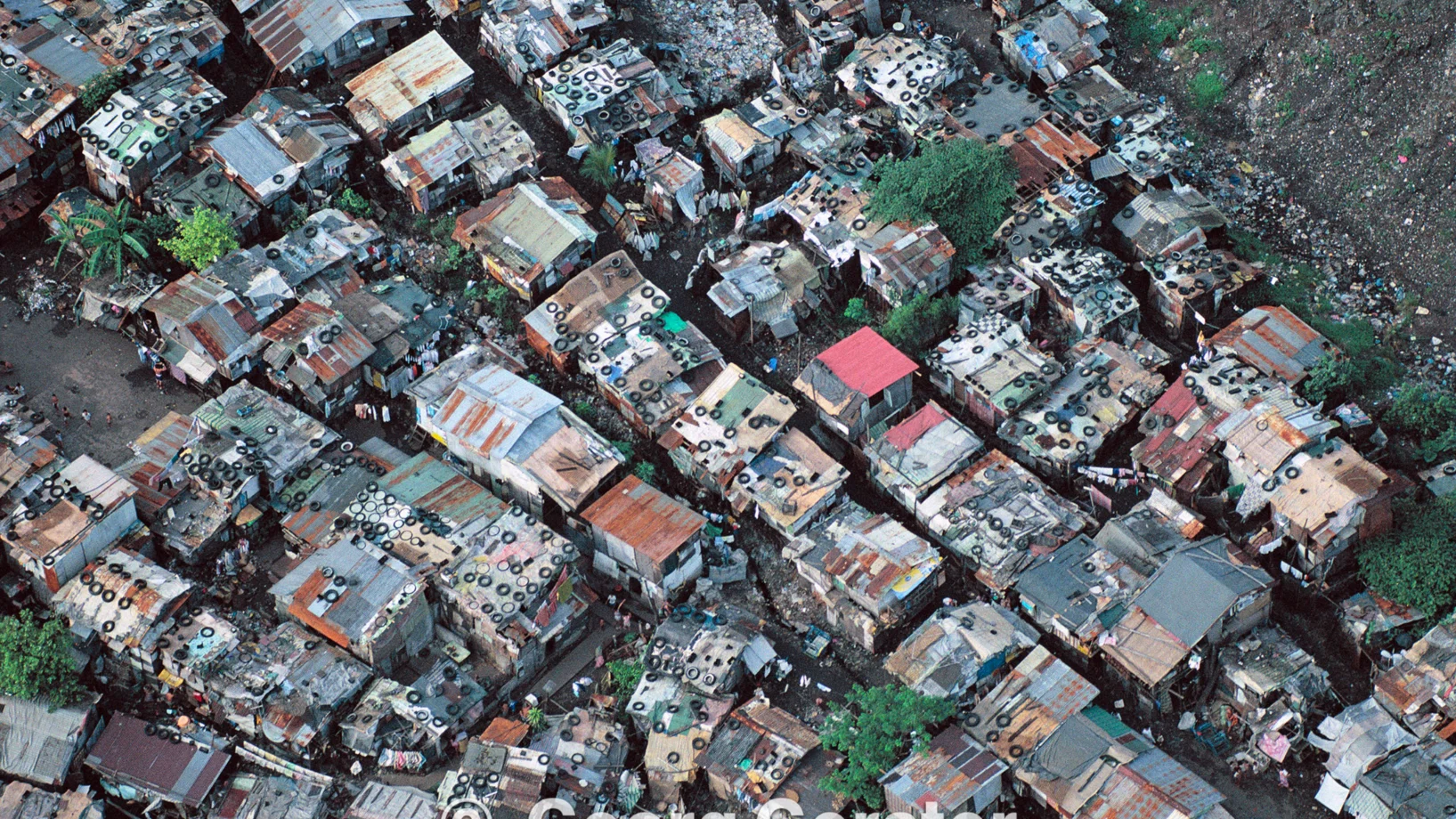 Georg Gerster: Siedler am Fuss von Manilas Mülldeponie, Philippinen, 1993