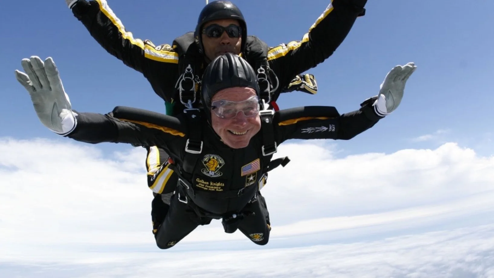 Am 85. Geburtstag erfüllt er sich einen Traum. Mit einem Fallschirm springt er über Kennebunkport, Maine, ab. (Foto: AP/Joe Abeln)