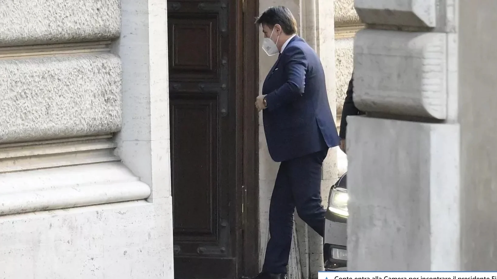 Giuseppe Conte am Dienstag beim Betreten des Quirinal-Palastes, dem Sitz des Staatspräsidenten (Foto: Keystone/EPA/Claudio Peri)