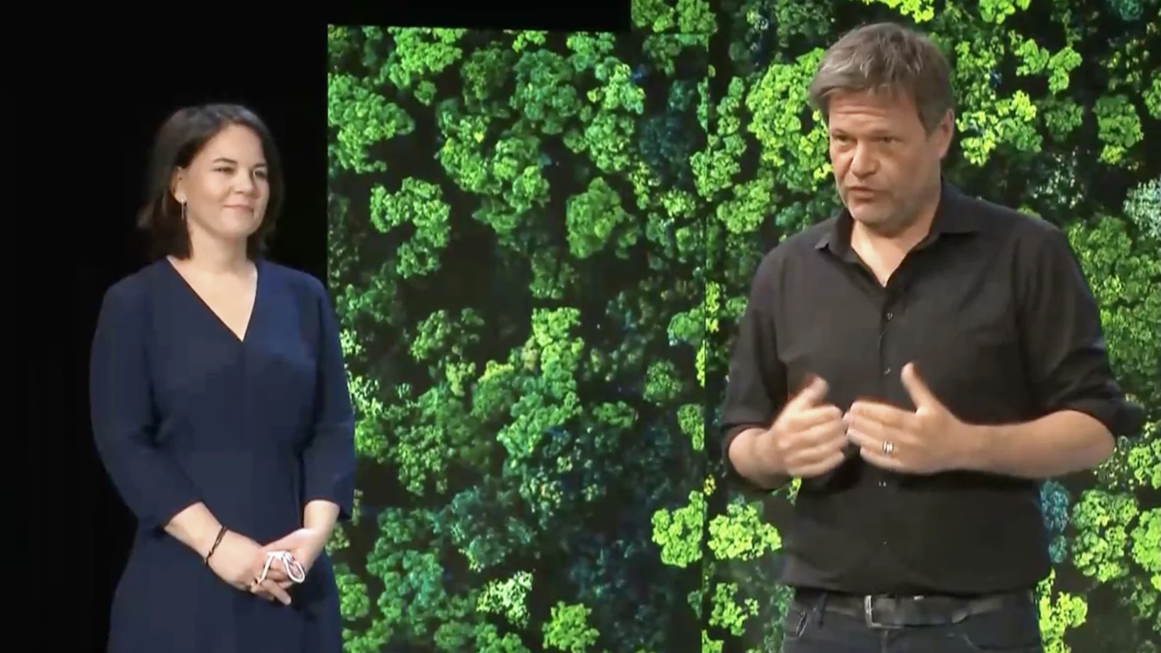 Robert Habeck am Montagvormittag bei der Bekanntgabe der Kandidatur von Annalena Baerbock (Bild: Screenshot J21)