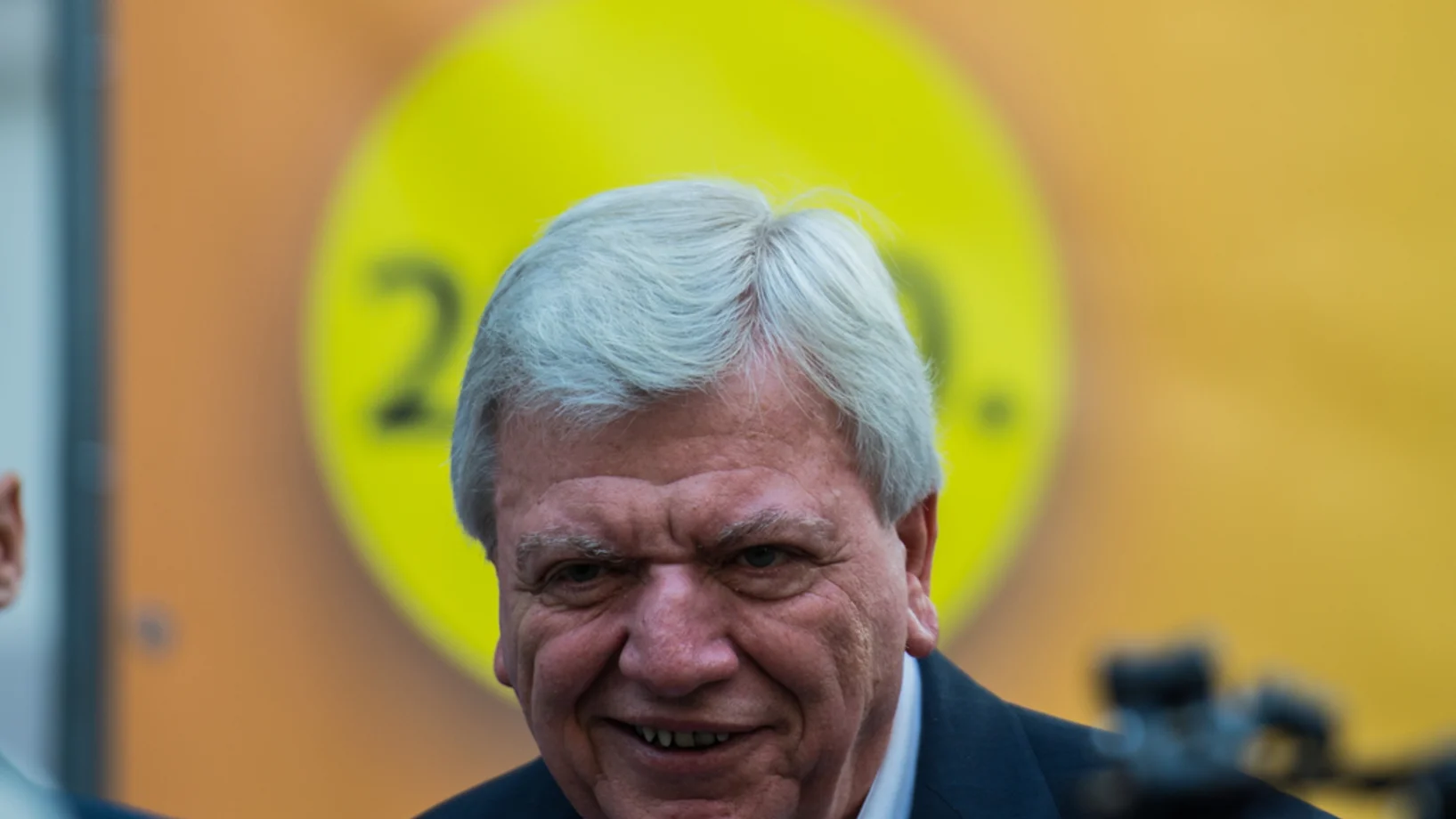 Volker Bouffier (CDU), hessischer Ministerpräsident und Spitzenkandidat für die Landtagswahl, steht vor einem Plakat für den Schlussspurt im Landtagswahlkampf. Am 28. Oktober 2018 findet die Landtagswahl in Hessen statt. (KEYSTONE/DPA/Andreas Arnold)