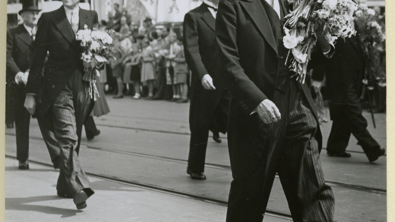 Philipp Etter mit Bundesratskollegen an der Zentenarfeier 1951 in Zürich (Zürich 700 Jahre im Bund der Eigenossen). Bild: Staatsarchiv Zug.
