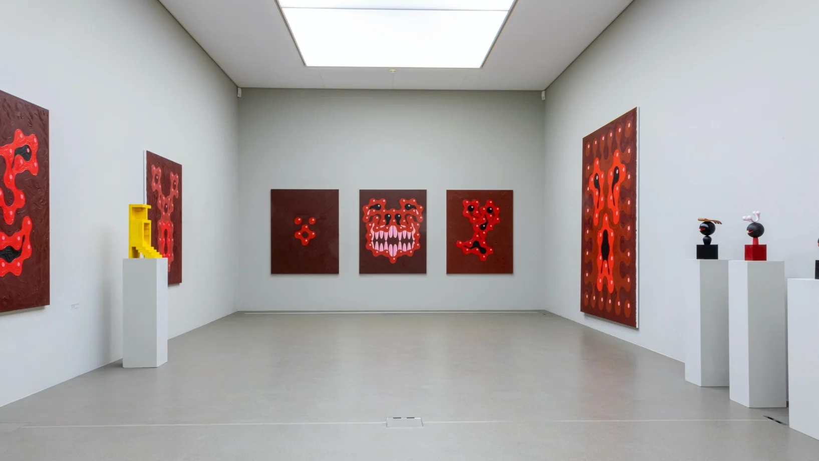 Ausstellungsansicht Haus für Kunst Uri "Anton Bruhin – Hauptsache"; Anton Bruhin, Serie Dämonen und diverse Holzobjekte; Foto: F.X. Brun