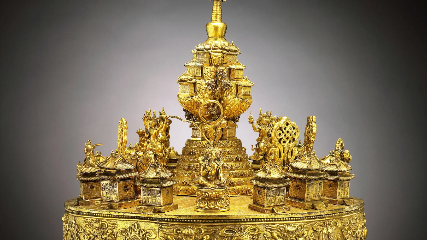 Kosmos-Opfer-Mandala
China, Qianlong-Periode (1736–1796)
Bronze, vergoldet; 37,5 x 35,1 cm
Paris, musée Guimet - musée national des Arts asiatiques; EG 632
© RMN-Grand Palais (Musée Guimet, Paris), Foto: Thierry Olivier