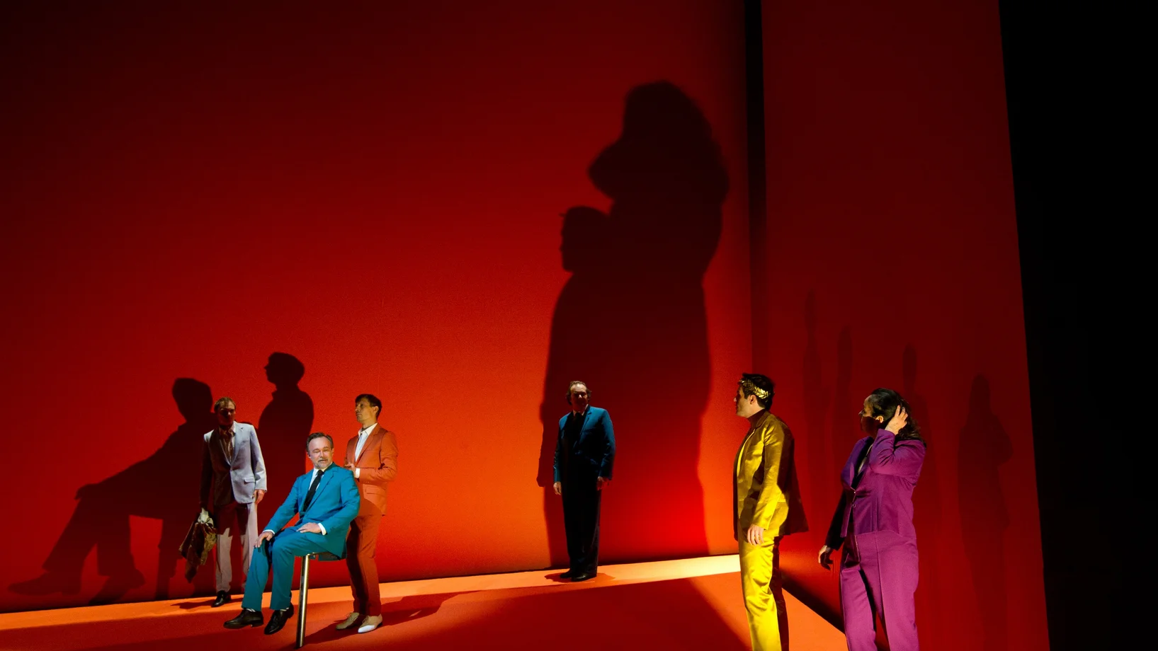 „Caligula“ am Theater Basel. Von links: Vincent Glander, Thomas Reisinger, Steffen Höld, Martin Hug, Thiemo Strutzenberger, Katja Jung. ©Sandra Then