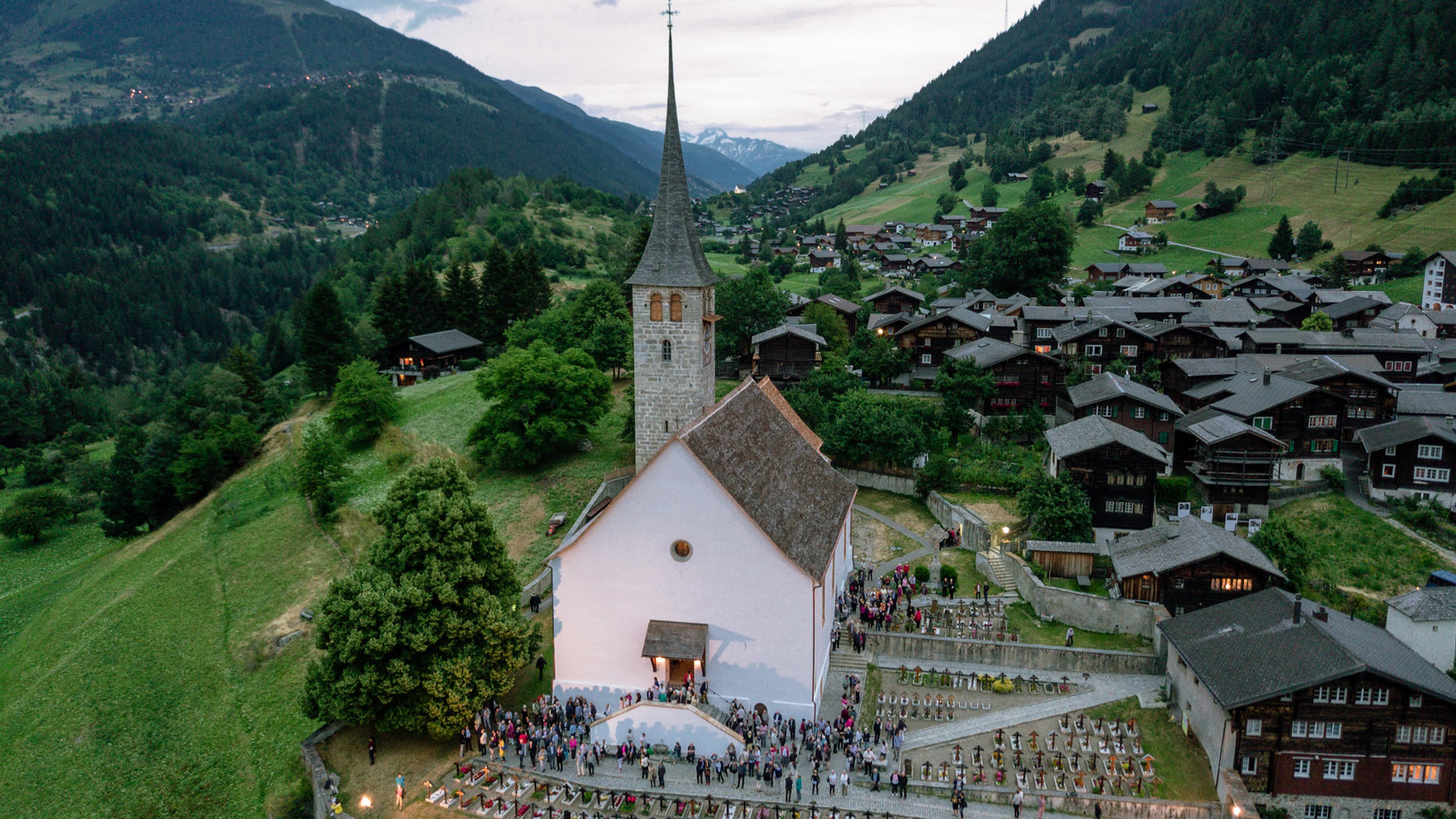Das «Musikdorf Ernen» im Wallis mit seiner barocken Kirche St. Georg. Foto: © Bernard Brand