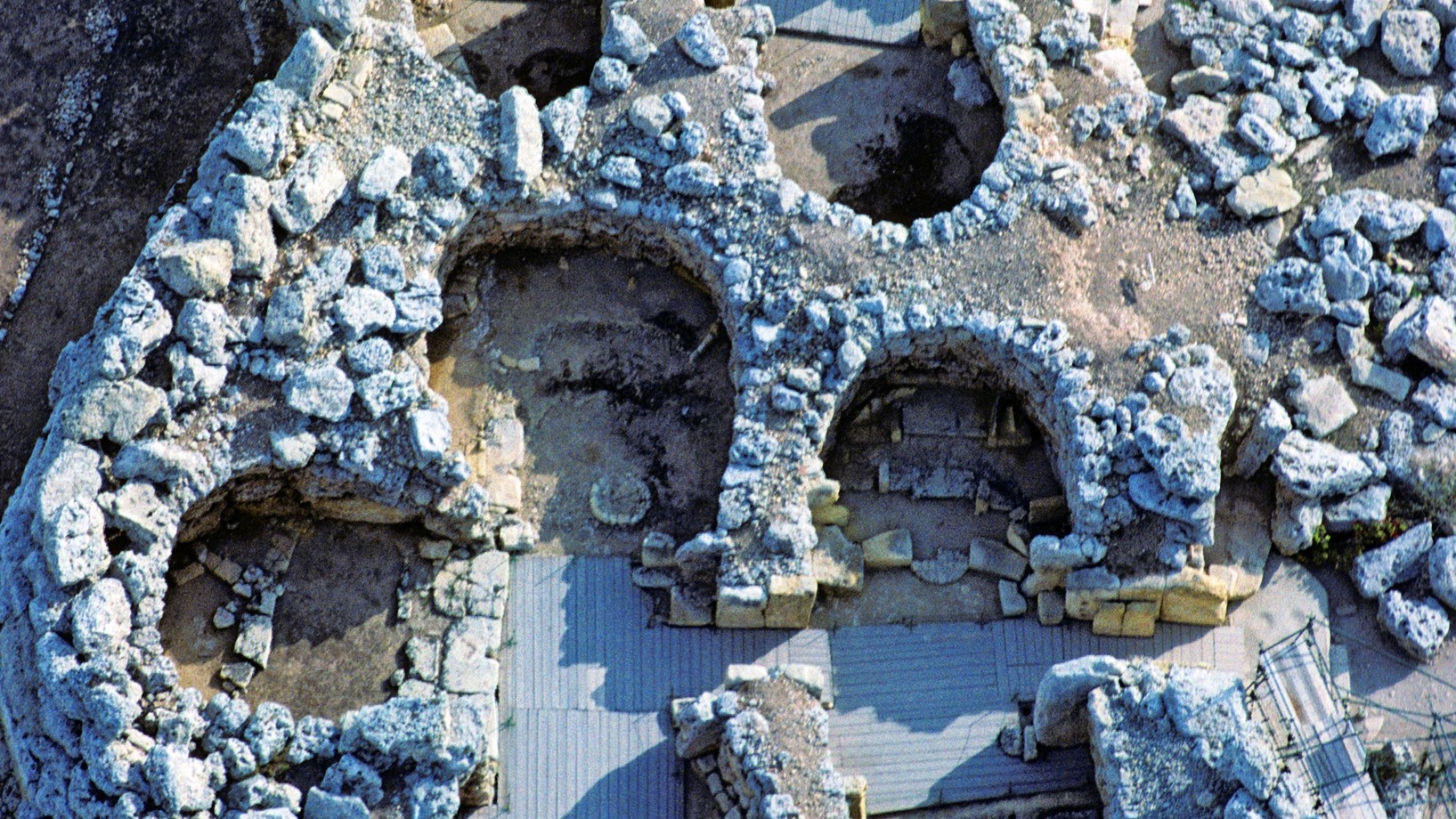 Der Doppeltempel von Ggantija auf der maltesischen Insel Gozo gehört zu den ältesten freistehenden Bauwerken der Menschheit. Das grössere und ältere der beiden Heiligtümer entstand um 3600 v.Chr. – ein Jahrtausend vor der Cheopspyramide.

Die Megalithbauten im maltesischen Archipel – 23 Anlagen unterschiedlicher Erhaltung auf der Hauptinsel Malta und auf Gozo – haben an Prominenz ständig zugelegt. Zunächst stiessen neue Datierungsverfahren die Ansicht um, die in den Megalithen des atlantischen Europa und…