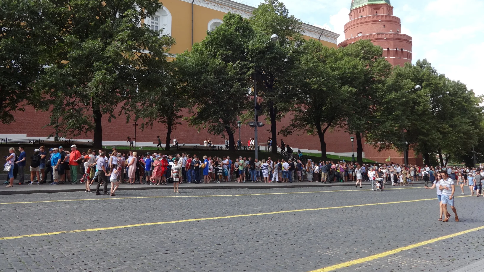 Schlange am Kreml: Alle wollen Lenin sehen, Foto: Helmut Scheben