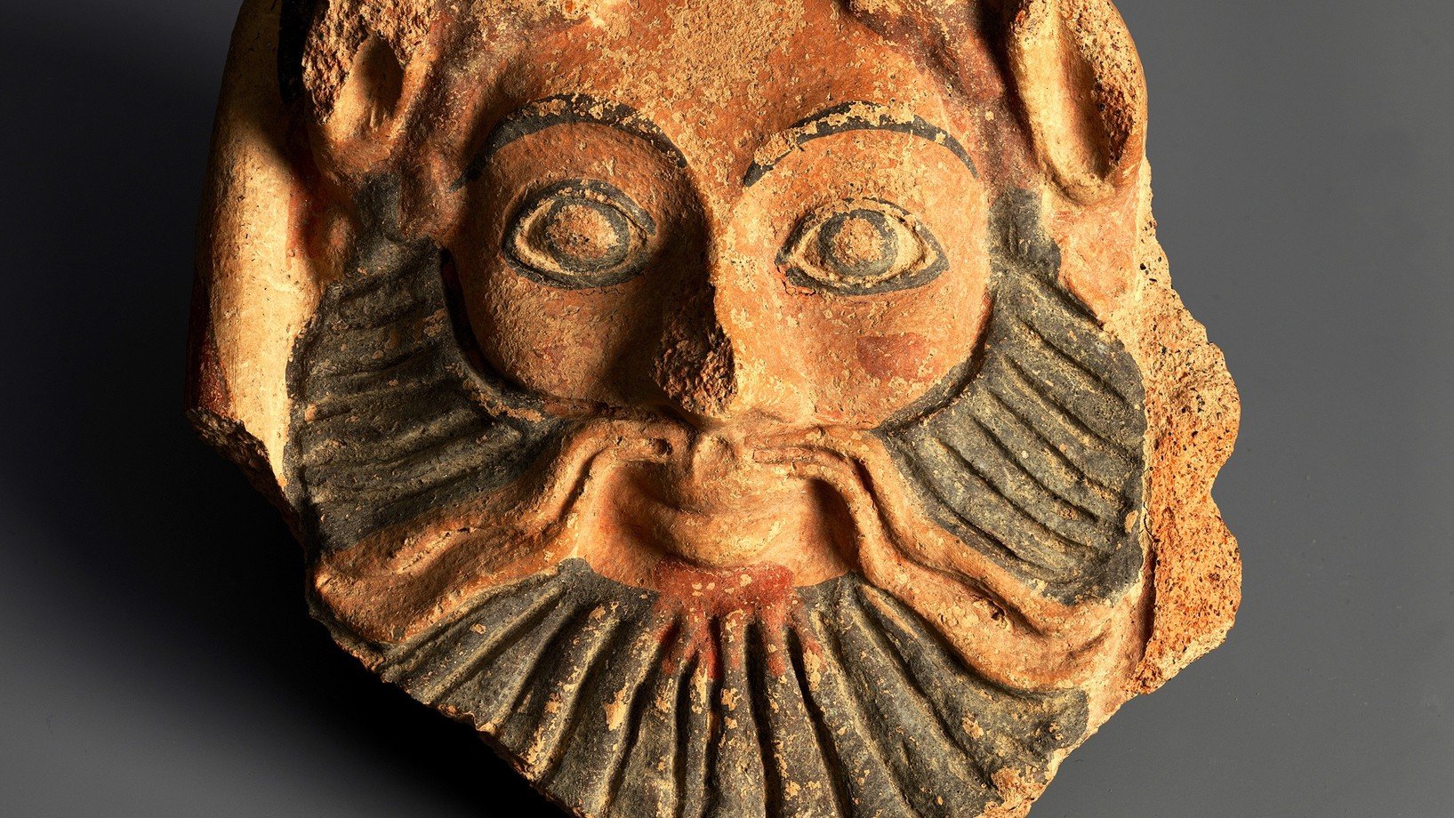 Stirnziegel eines Tempels in Form eines Satyrkopfes, 5. Jh. v. Chr. Ton. Museum zu Allerheiligen, Schaffhausen. Foto: Ivan Ivic.
