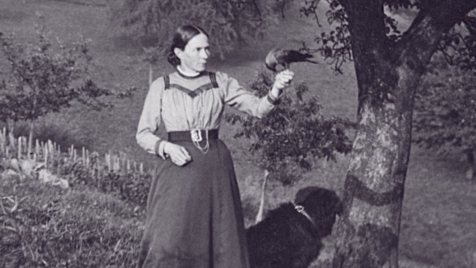 Marie Heim-Vögtlin im Jahr 1901 mit einem Kolkraben und dem Hund Wotan. © Archiv Familie Heim