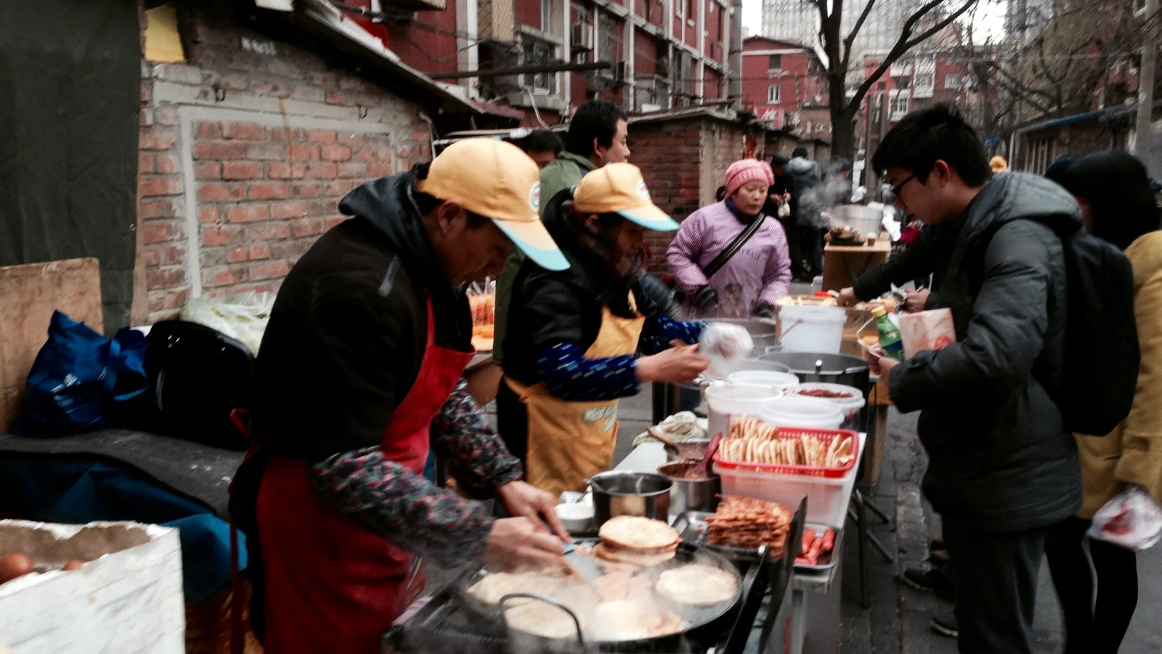 Das Ehepaar Wang bei der Zubereitung von Pfannkuchen (Foto: Peter Achten)