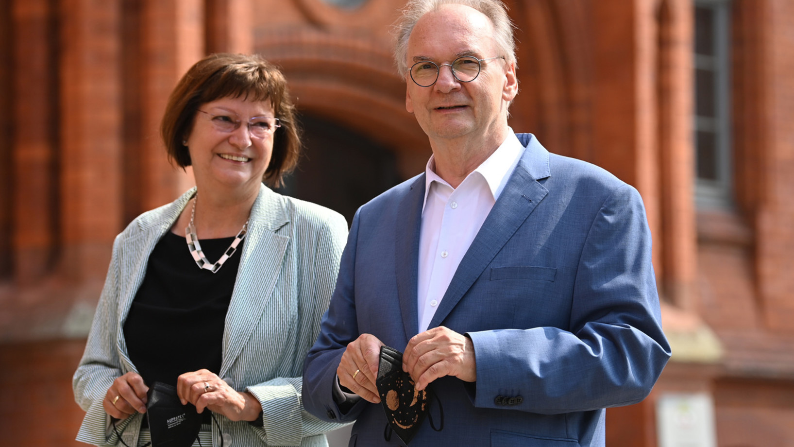 Er wird weiterregieren. Ministerpräsident Reiner Haseloff (CDU) und seine Frau Gabriele am Sonntag bei der Stimmabgabe in Wittenberg (Foto: Keystone/DPA/Robert Michael)