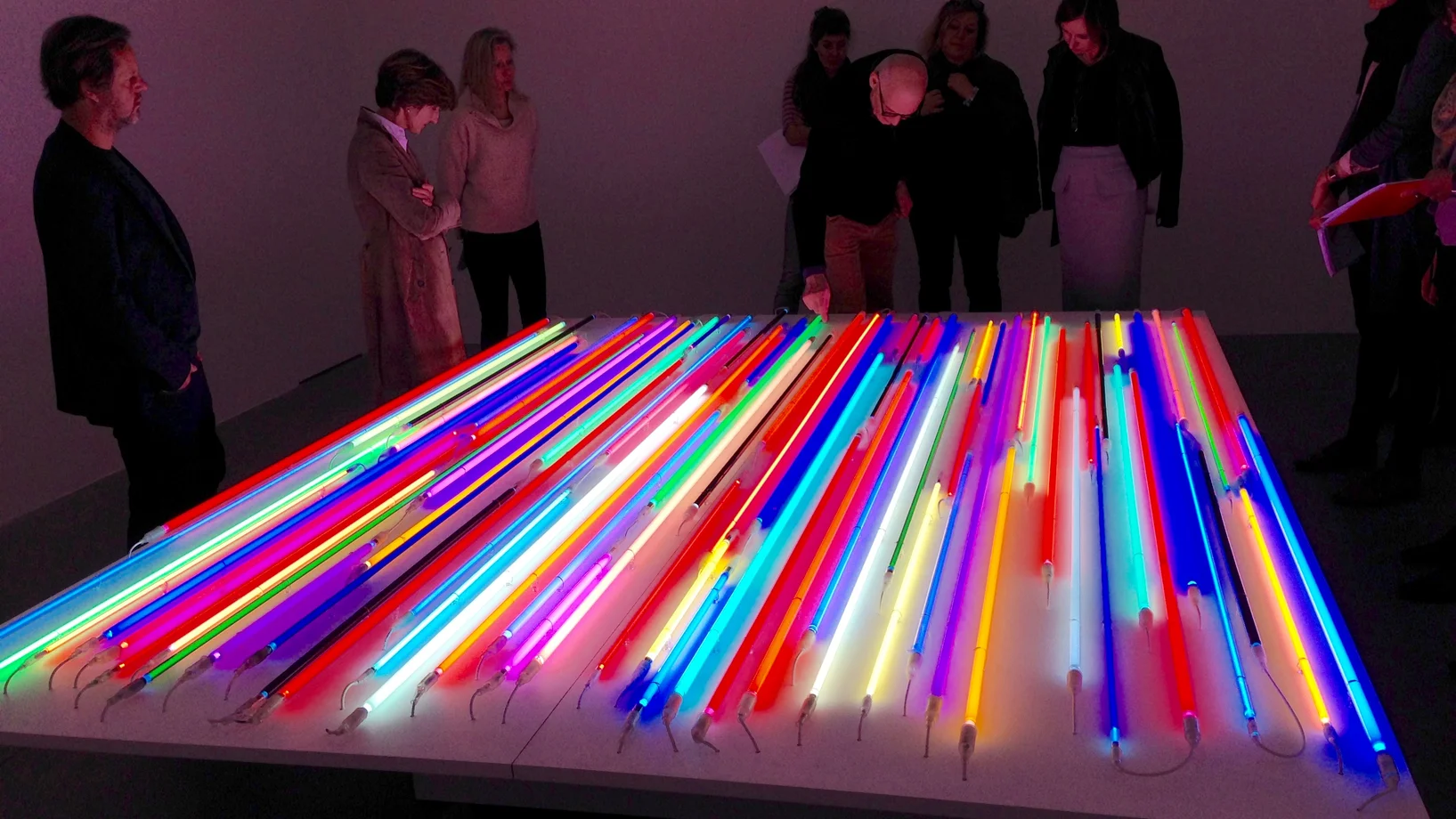 Christian Herdeg (Mitte) im Haus Konstruktiv bei seinem Objekt „Light Stage“ von 2011 (Foto: Journal21.ch)

