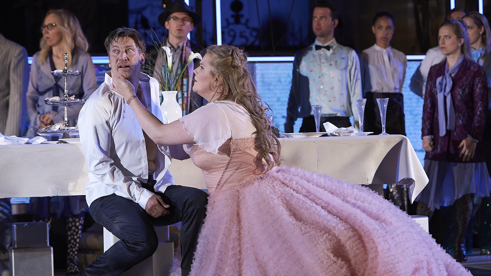 Gehört zum Kern der Salzburger Festspiele: «Jedermann», das Stück von Hugo von Hofmannsthal. Hier eine Szene mit Tiobias Moretti und Stefanie Reinsperger   © Salzburger Festspiele