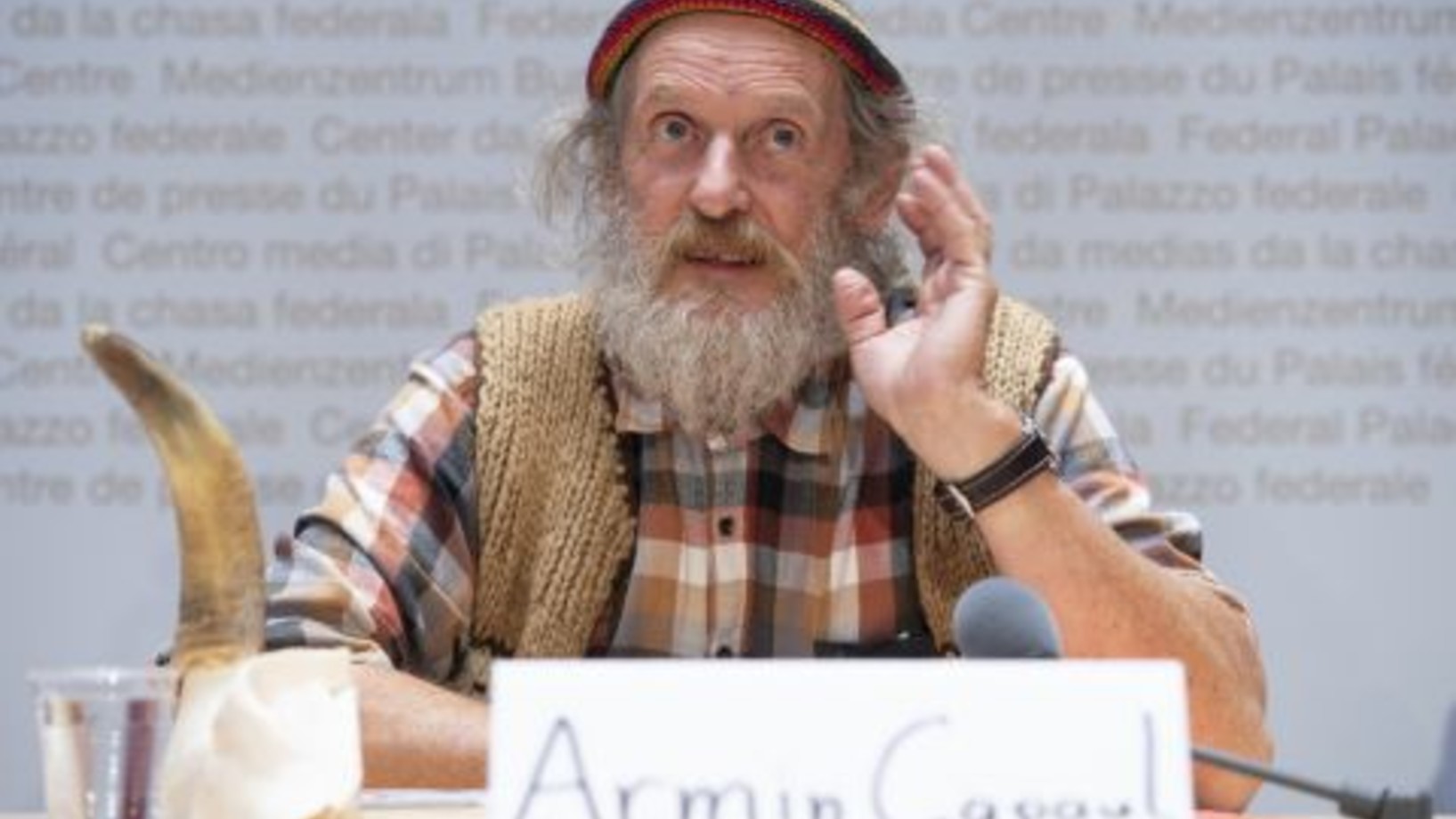 Der Bergbauer Armin Capaul wirbt im Bundeshaus für seine Hornkuh-Initiative (Foto: Keystone/Anthony Anex)