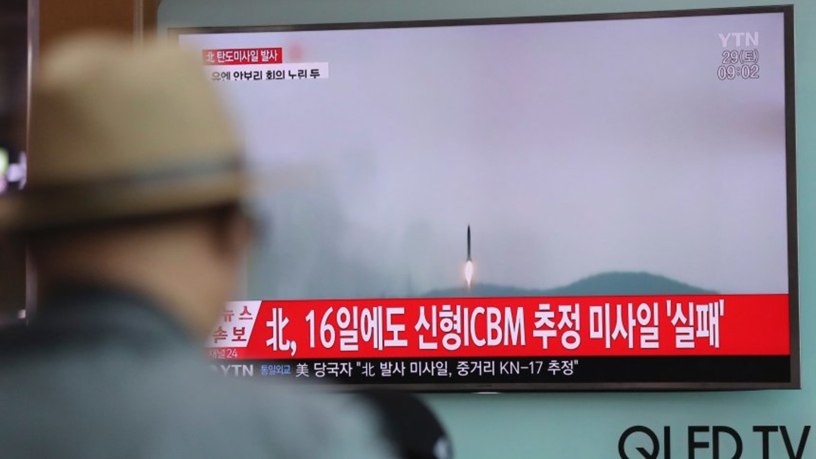 Das südkoreanische Fernsehen - hier ein Grossbildschirm am Hauptbahnhof von Seoul - berichtet über den neuen nordkoreanischen Raketentest (Foto: Keystone/AP/Lee Jin-man)
