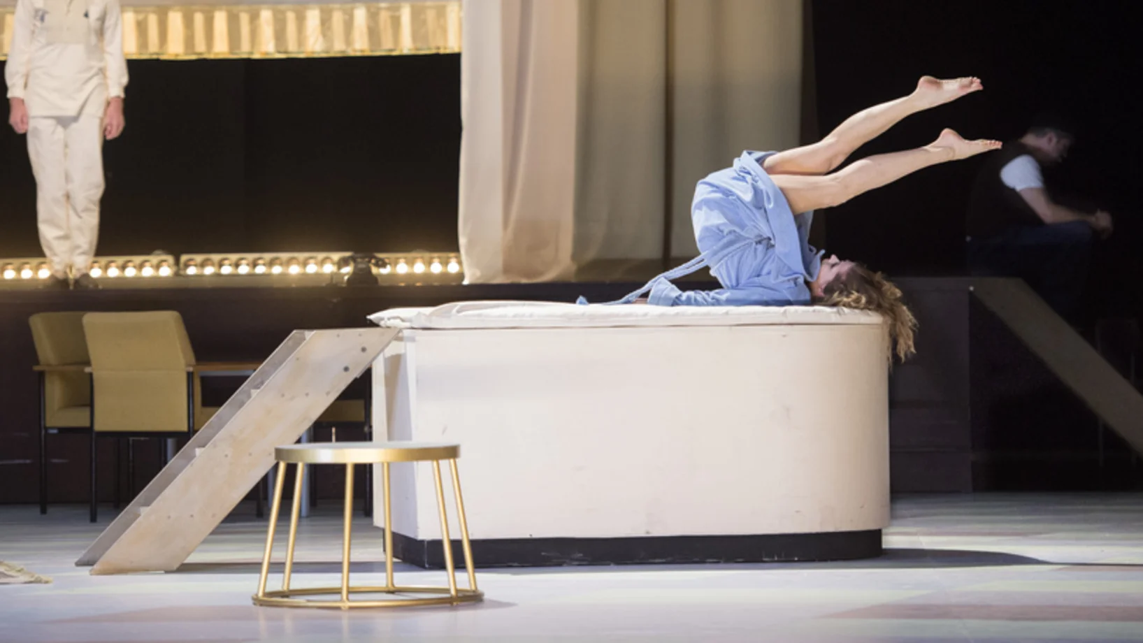 Zehnmal Rolle rückwärts und noch singen (Foto: Monika Rittershaus)