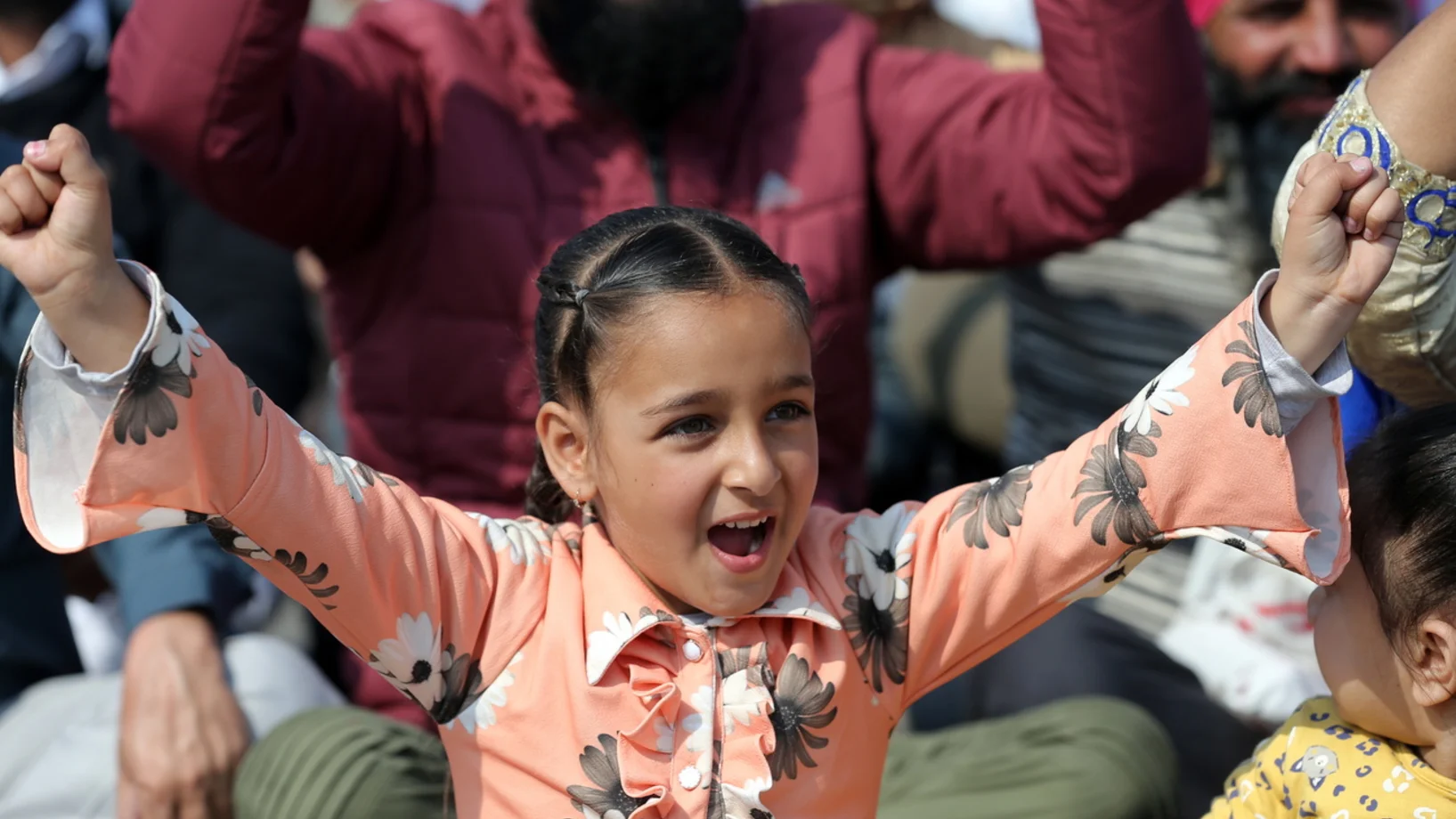 Ein Mädchen beim Bauernprotest, der mit einem landesweiten "Chakka Jam", einer Vielzahl von Strassenblockaden, gegen die neuen Agrargesetze mobilisiert. (Keystone/EPA, Raminder Pal Singh)
