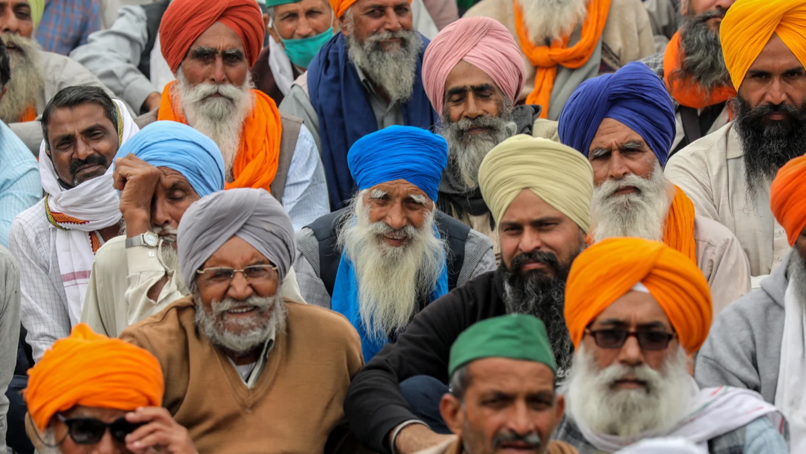 Bauern protestieren am 12. Dezember 2020 an der Grenze zwischen Delhi und Uttar Pradesh gegen neue Landwirtschaftsgesetze. Tausende sind zusammengekommen und versuchen die geschlossenen Grenzübergänge zu überschreiten, um in Delhi Demonstrationen gegen die neuen Gesetze abzuhalten. (Keystone/EPA Rajat Gupta)