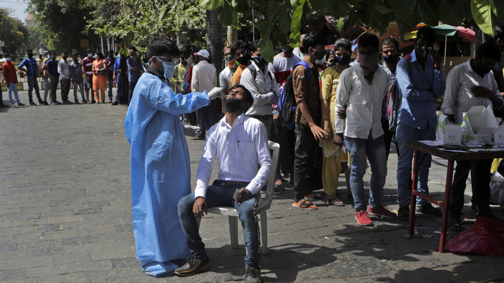 In Mumbai, Indien, stehen die Menschen am Freitag, 2. April 2021, Schlange für einen Covid-19-Test. (Keystone/AP Photo, Rajanish Kakade)