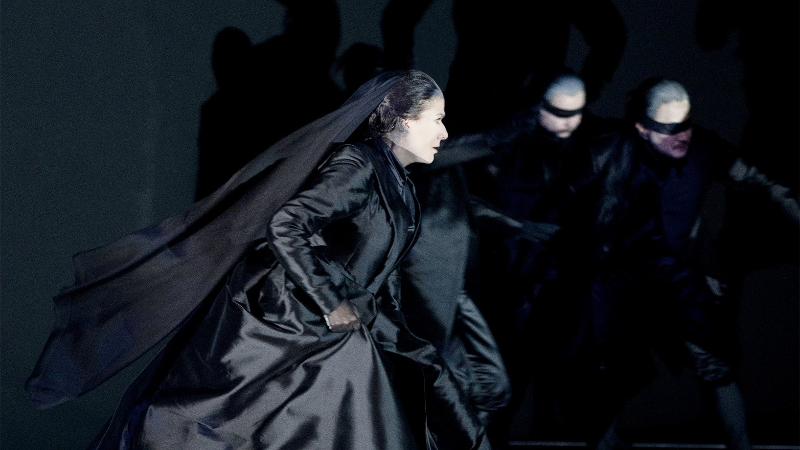 Cecilia Bartoli als «Iphigénie» - von Furien verfolgt  Foto: © Monika Rittershaus