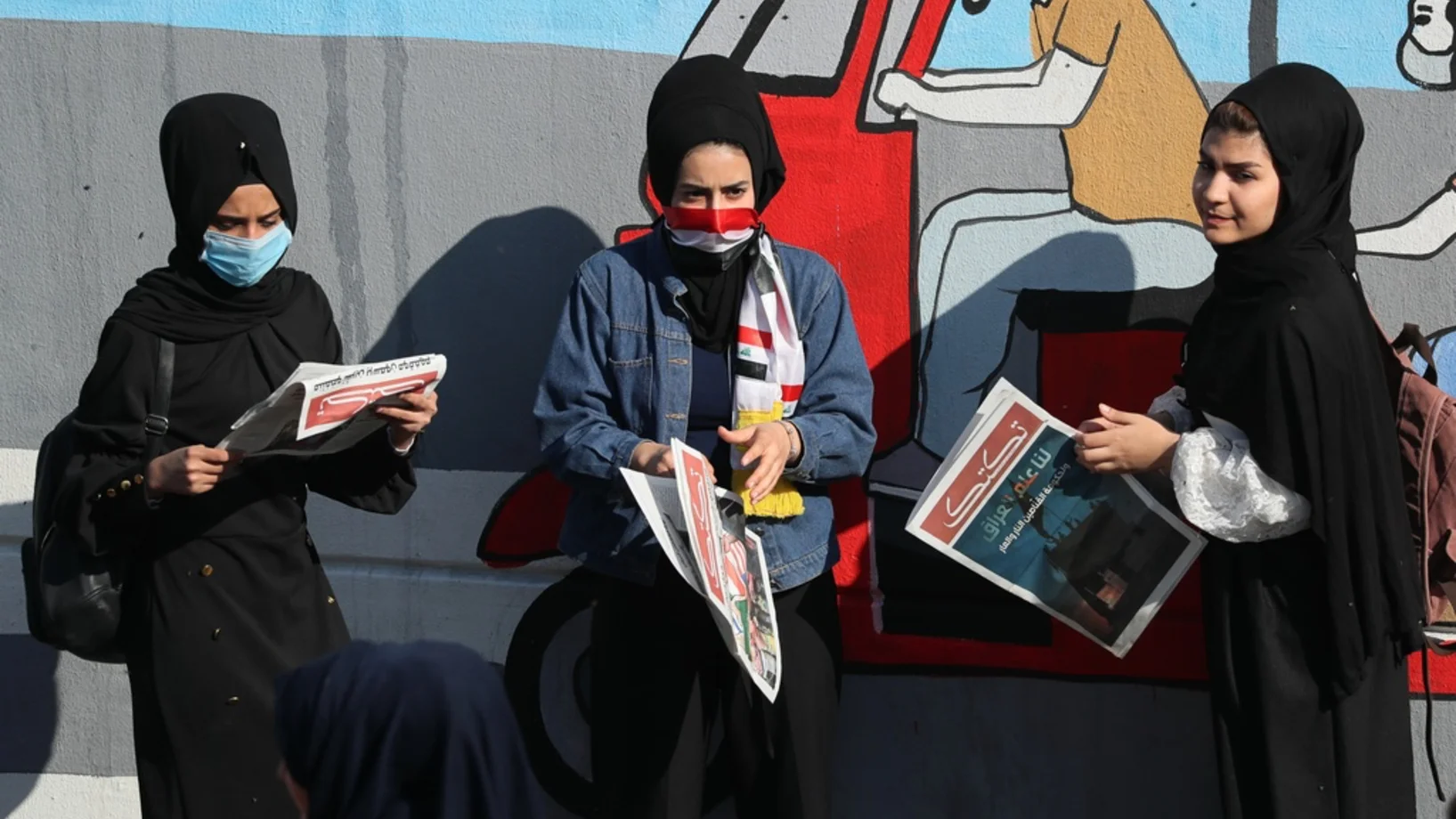 Demonstrantinnen auf den Tahrir Platz in der irakischen Hauptstadt Bagdad lesen die "Tuk Tuk"-Zeitung, die von Freiwilligen im Geheimen produziert wird. Die Zeitung will die Stimme der breitesten Grassroot-Protestbewegung sein, die es im Land jemals gegeben hat. Die Herausgeber betonen die Wichtigkeit ihrer oppositionellen Zeitung angesichts der Abschaltung des Internets. "Tuk Tuk" springe auch in die Lücke, die von Journalisten der Mainstream-Medien offen gelassen werde, sei es, weil sie das Regime unters…