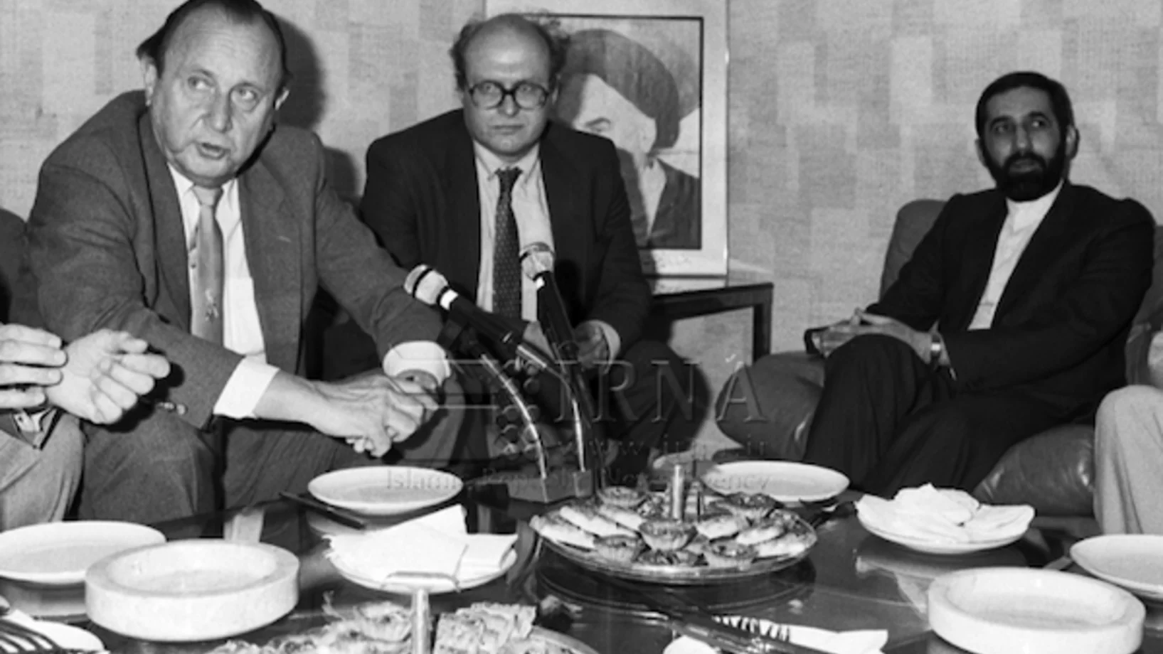 Das Treffen von Ex-Außenminister der Bundesrepublik Hans-Dietrich Genscher (li.) mit seinem iranischen Amtskollegen Ali-Akbar Velayati (re.) in Teheran