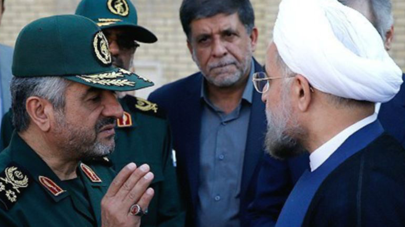 Der Chef der Revolutionsgarden Mohammad Ali Jafari (links) mit Präsident Rouhani (rechts)