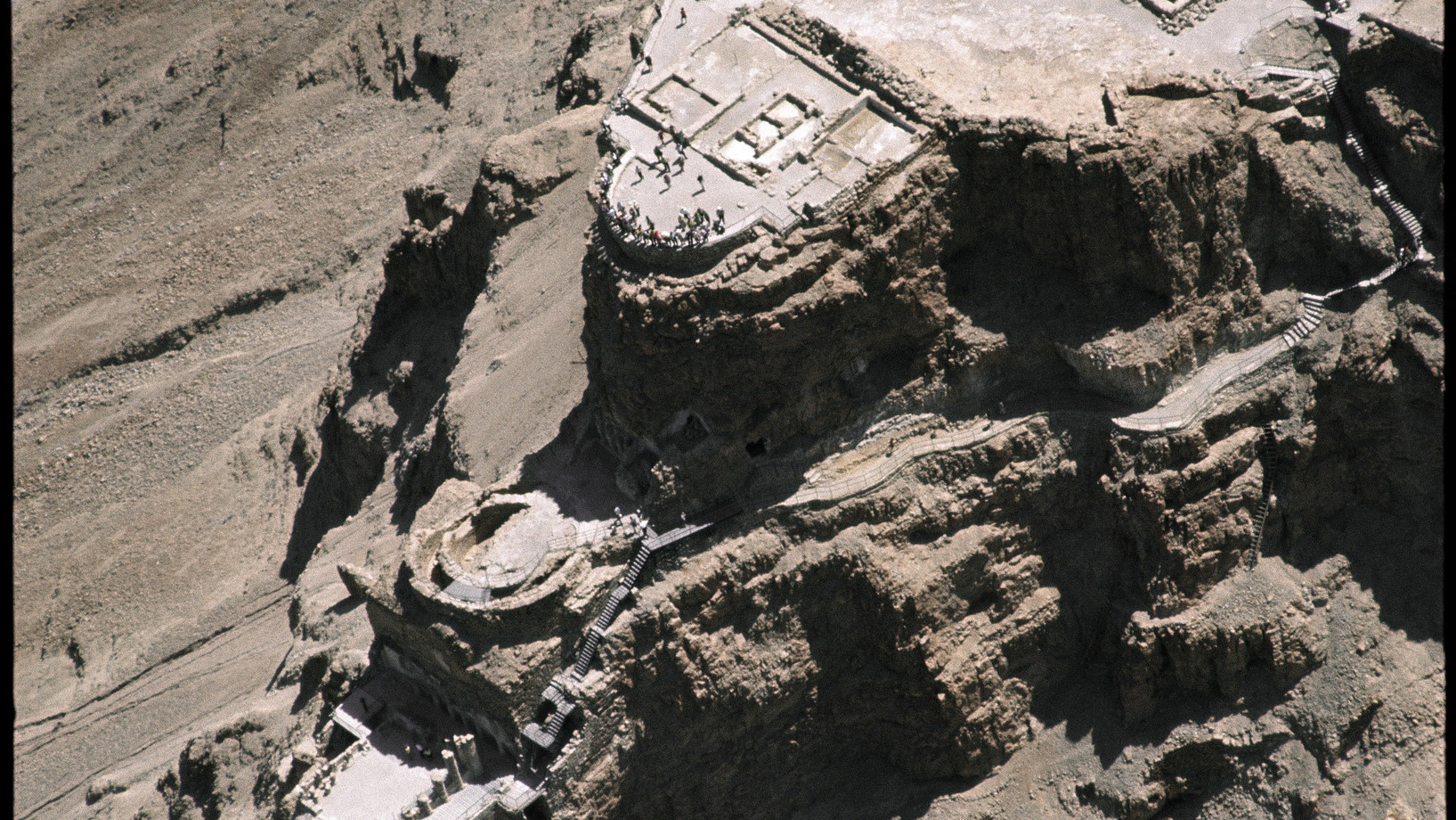 (Copyright: Georg Gerster/Keystone)

 Der Festungspalast des Herodes ist das Herzstück des Masada Nationalparks. Masada war lange das von keinem Zweifel angekränkelte Wahrzeichen für Israels Selbstbehauptungswille.

Sonderbar: Der Felsklotz unweit des Toten Meers, ein natürlicher Burgberg, wenn es je einen gab, geriet erst spät, sehr spät in den Lichtkegel gesicherter Geschichte. Ein hasmonäischer Priesterfürst nützte erstmals nach 104 v. Chr. den Fels als Festung. Seinen grossen Auftritt hatte Masada …