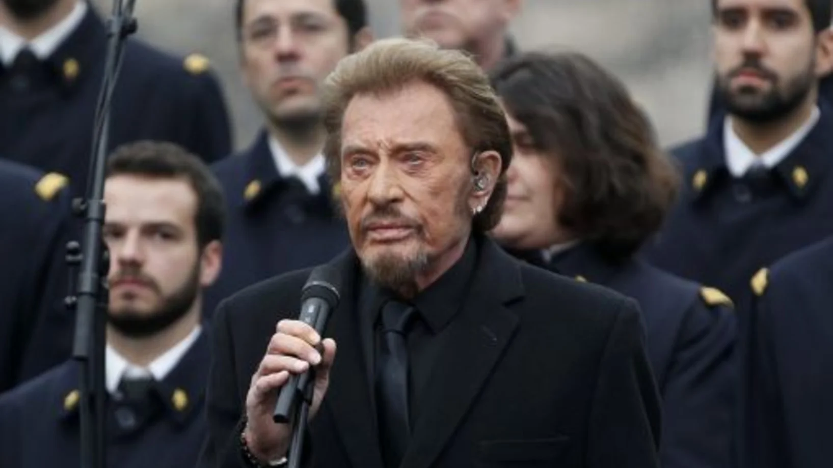 Johnny Hallyday am 10. Januar 2016 während einer Gedenkveranstaltung für die Opfer islamitsischer Extremisten auf der Place de la République in Paris. (Foto: Keystone/AP/Michel Euler)