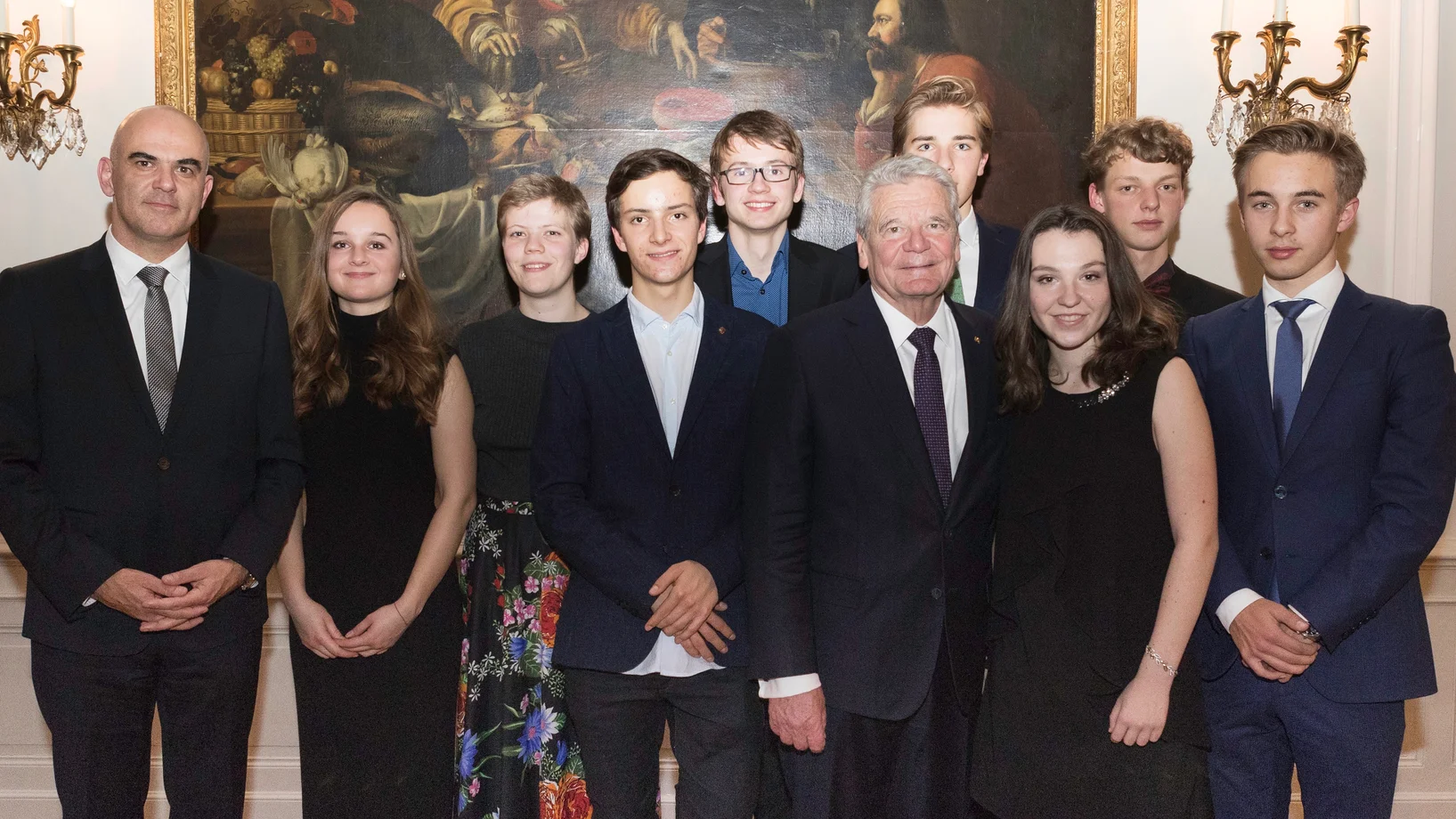 Das „Jugend schreibt“-Team mit Alain Berset und Joachim Gauck (Foto: © Helen Ree, Swiss Reinsurance Company)

