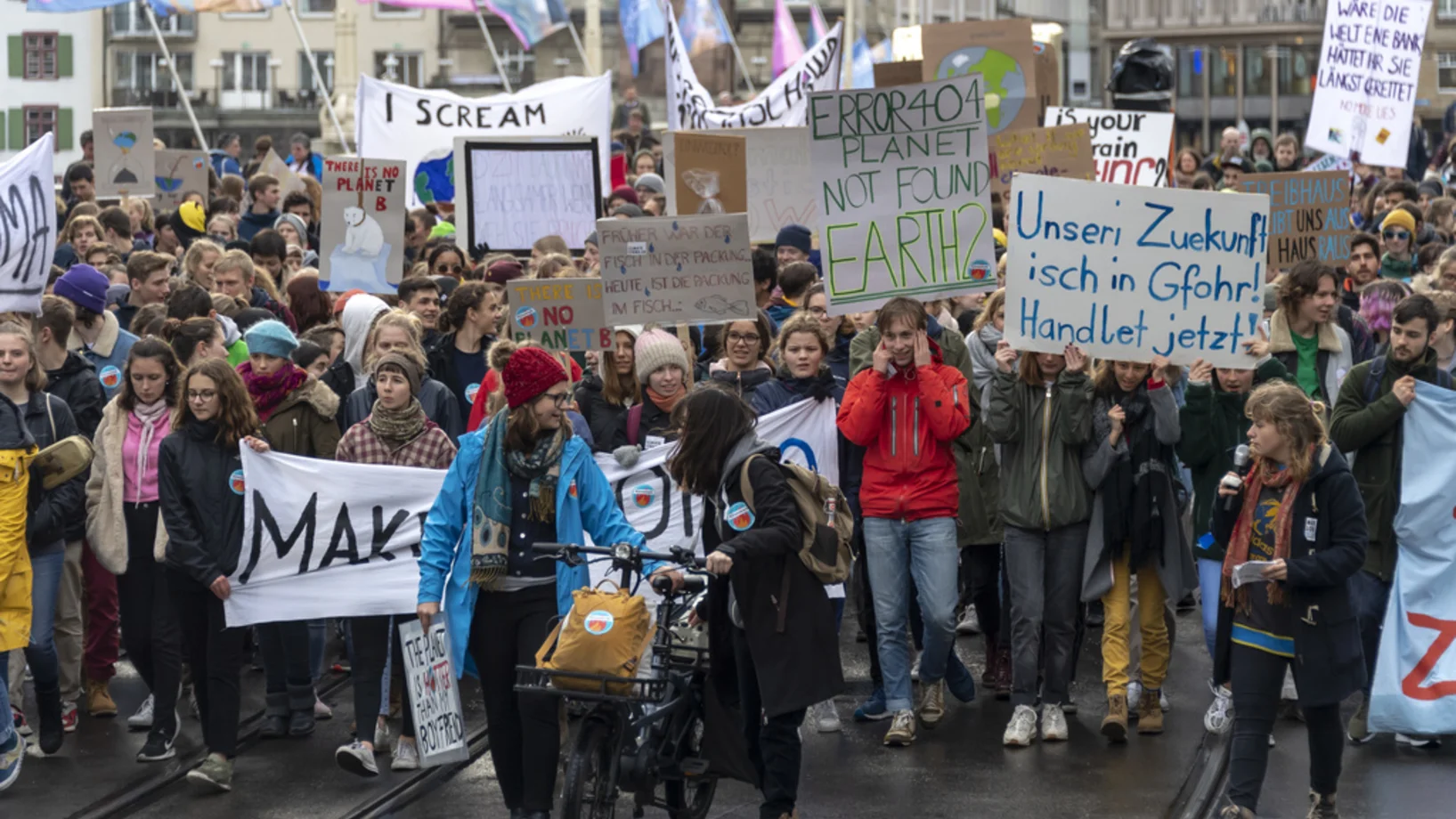 Wie in vielen Städten, so auch in Basel: JugendlicheDemonstranten protestierten am 1. März 2019 im Zuge der Bewegung Klimastreik. Die Schülerdemos rissen seither nicht ab, vielmehr haben sie sich weltweit verbreitet. (KEYSTONE/Georgios Kefalas)