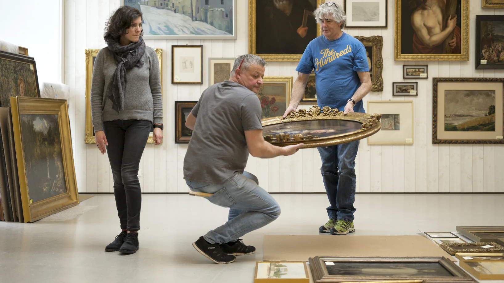 Aufbau Alte Meister, Kuratorin Patrizia Keller und die Ausstellungstechniker © Foto Christian Hartmann