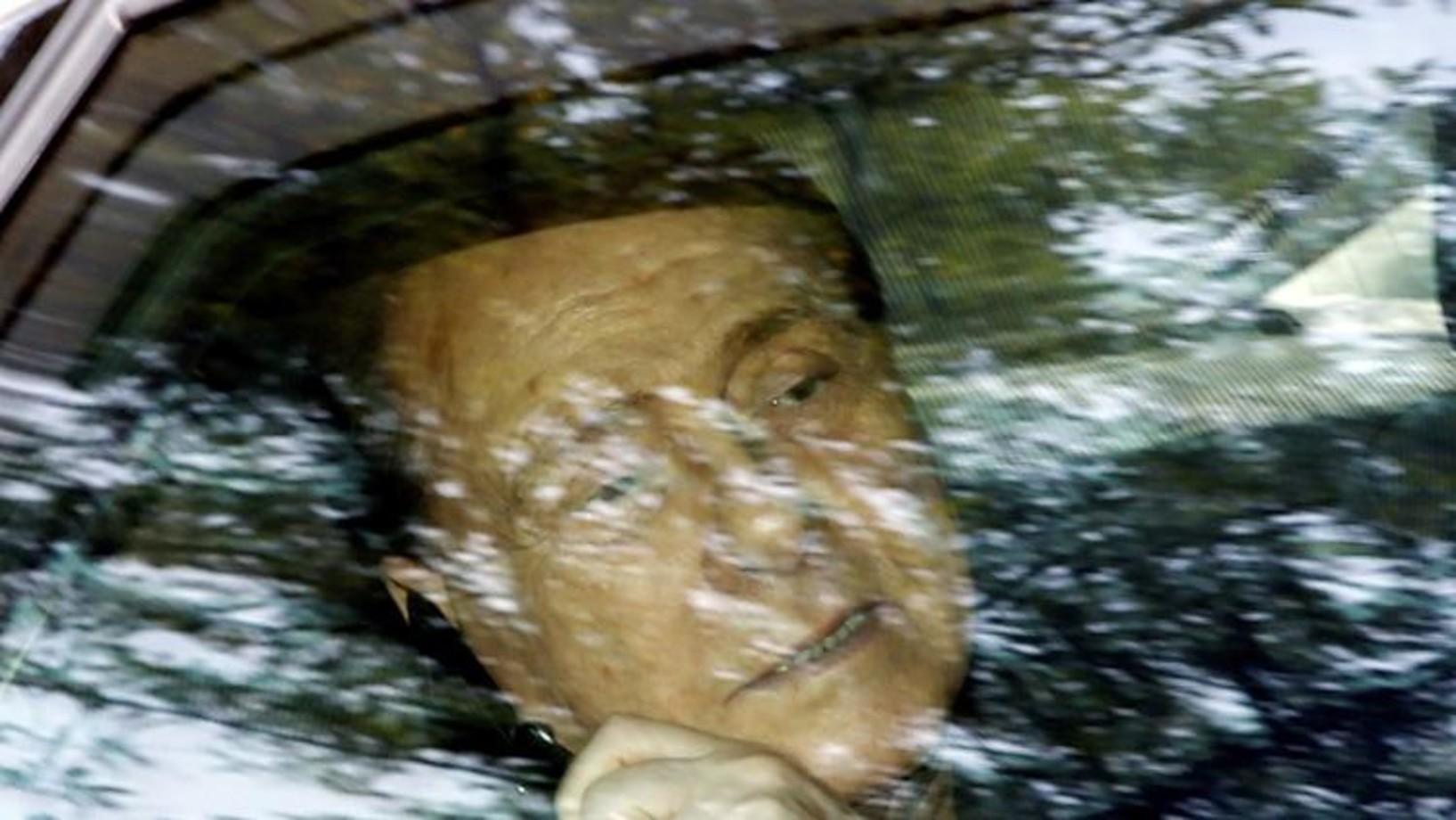 Berlusconi am Freitagnachmittag am Telefon in seinem Auto. Kurz zuvor hat er das Heim für Demenzkranke verlassen und von seinem Freispruch erfahren. 