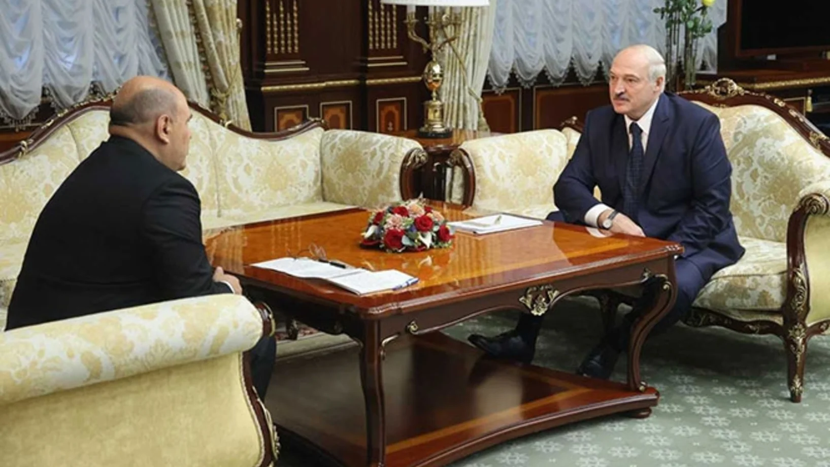 Der russische Ministerpräsident Michail Mischustin (links) und Lukaschenko am Donnerstag beim Gespräch in Minsk